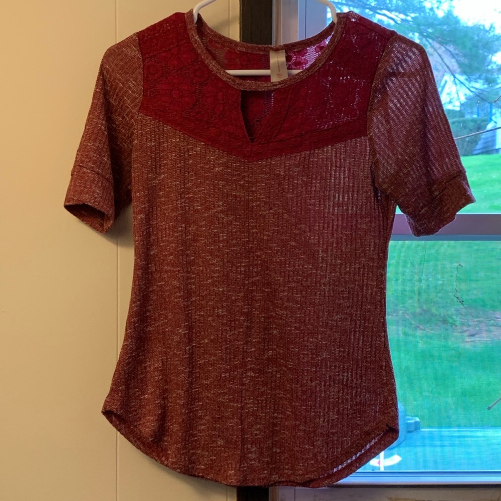 No boundaries 1/3 sleeve top with lace back